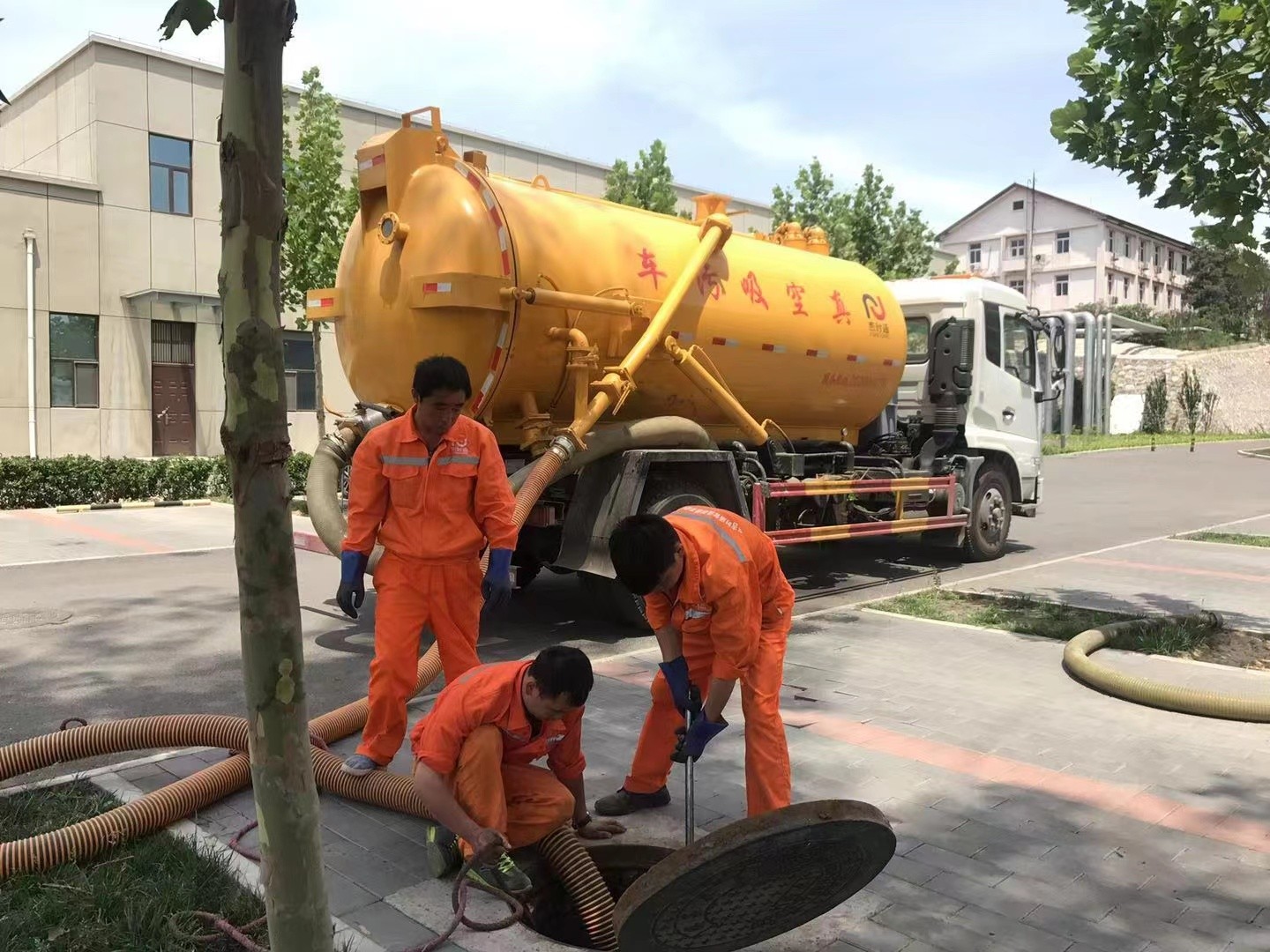 歙县管道疏通车停在窨井附近