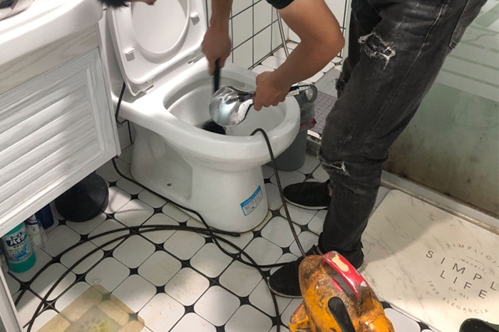 歙县马桶堵塞自己疏通还是找师傅?专业上门服务让你省时更省心